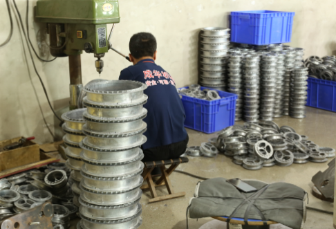 成華安全防墜器車(chē)間工人工作中